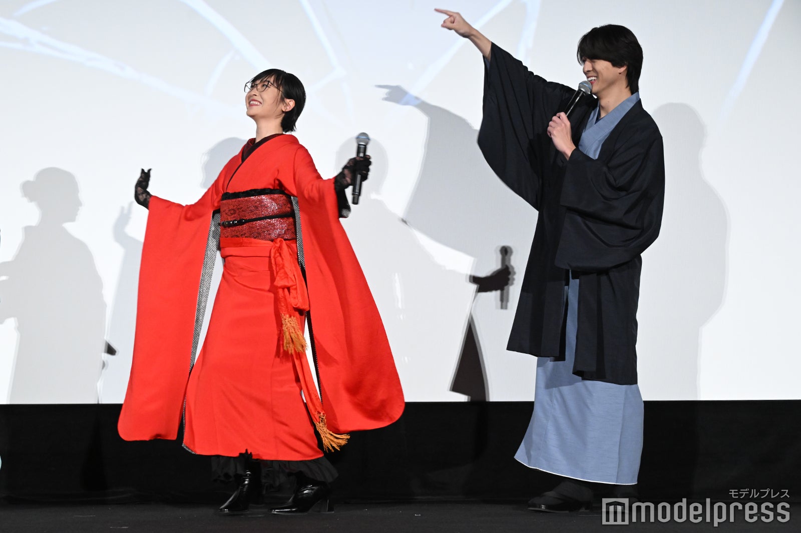 「回った方がいいんじゃないですか？」という寺西拓人（右）のリクエストに応え、くるくると回り着物をアピールするSUZUKA（スズカ／左）（C）モデルプレス