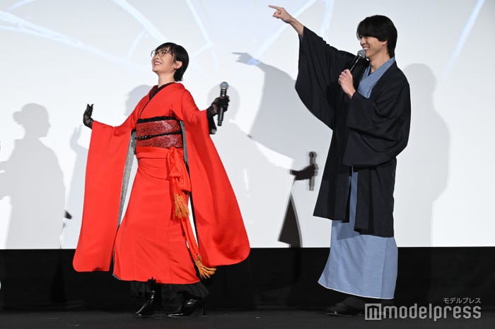 「回った方がいいんじゃないですか?」という寺西拓人(右)のリクエストに応え、くるくると回り着物をアピールするSUZUKA(スズカ/左)(C)モデルプレス