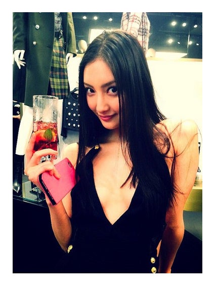 菜々緒、美バスト“ギリギリ露出”で色気全開 SEXYショットに反響