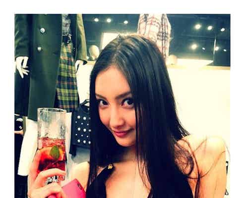 菜々緒、美バスト“ギリギリ露出”で色気全開 SEXYショットに反響