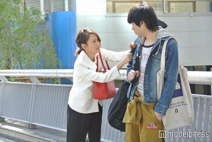 前田敦子、渡辺大知「毒島ゆり子のせきらら日記」第3話・場面カット(C)TBS