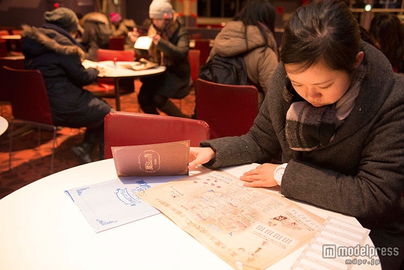 「ミッキーと魔法使いの試練」謎解きに挑戦するゲスト（C）Disney