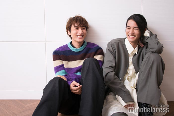 小学生男子のような話題で盛り上がるふたり (C)モデルプレス