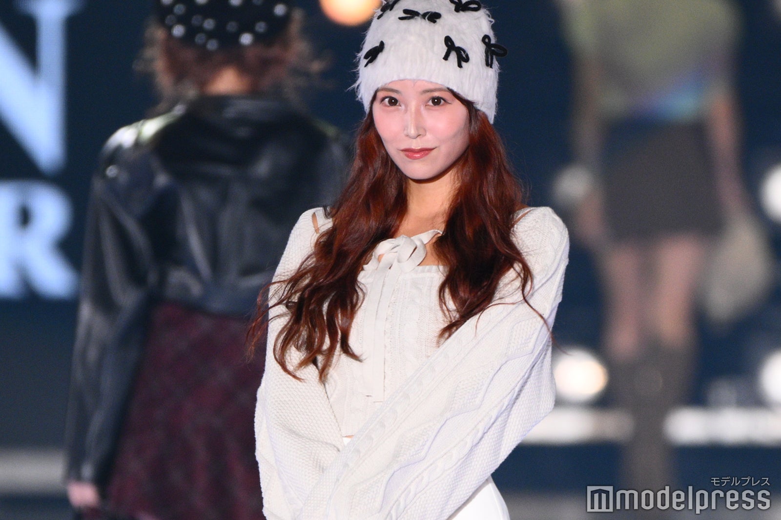 白間美瑠、ミニスカで美太もも全開 ビーニー帽でトレンド感プラス【関コレ2025A/W】