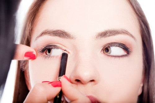 アイラインを引く女性