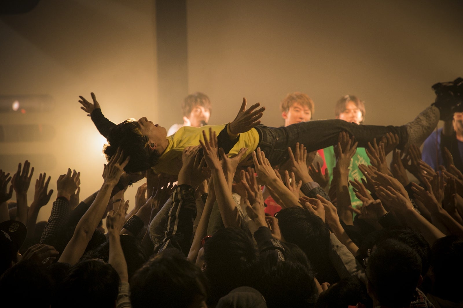 ユースケが会場にダイブ（写真提供：スターダスト音楽出版）