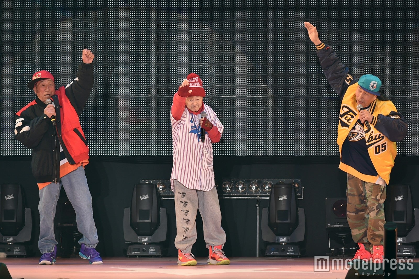 平均年齢82歳！話題のおじいちゃん漁師HIPHOPグループ「リーシリーボーイズ」が強烈インパクト　“自由すぎる”ステージが面白い＜札幌コレクション2017＞