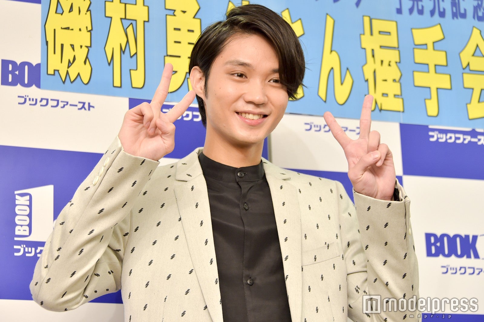 カメラマンからはピースのリクエストが多数／磯村勇斗（C）モデルプレス