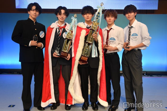 「男子高生ミスターコン2022」受賞者/廣居永真くん、大枝晴大くん、船山恭兵くん、國本陽斗くん、矢口昂歩くん(C)モデルプレス