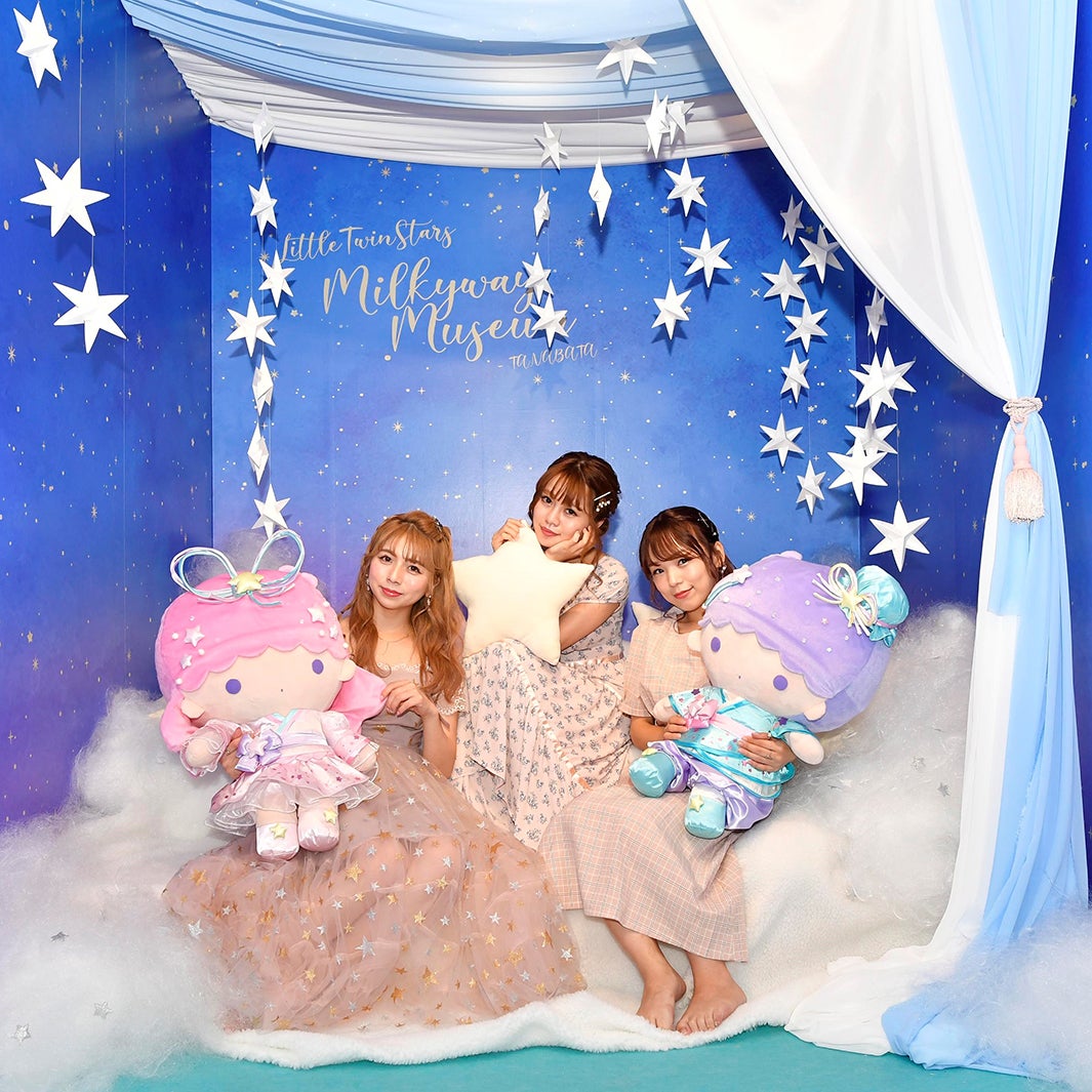 「キキ＆ララ」が寝ているふわふわの雲のベッドをイメージしたフォトスポット（提供画像）