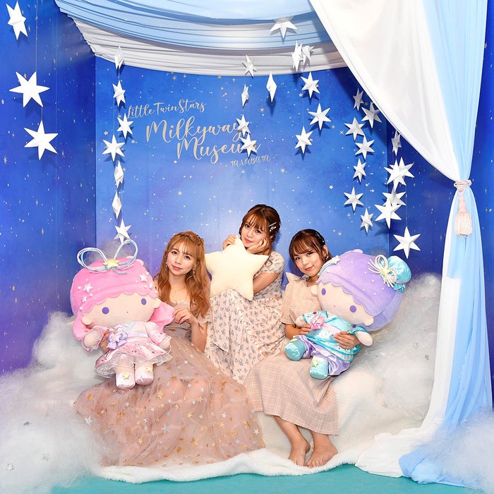 「キキ&ララ」が寝ているふわふわの雲のベッドをイメージしたフォトスポット(提供画像)