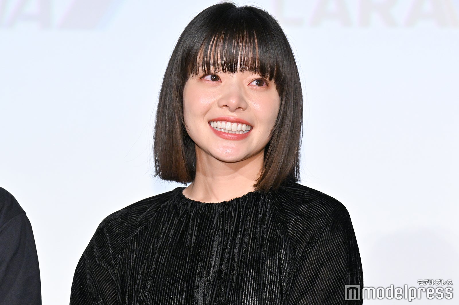 岸井ゆきの、黒シースルー衣装で魅力放つ「軽やかで素敵」「衣装もネイルも完璧」の声