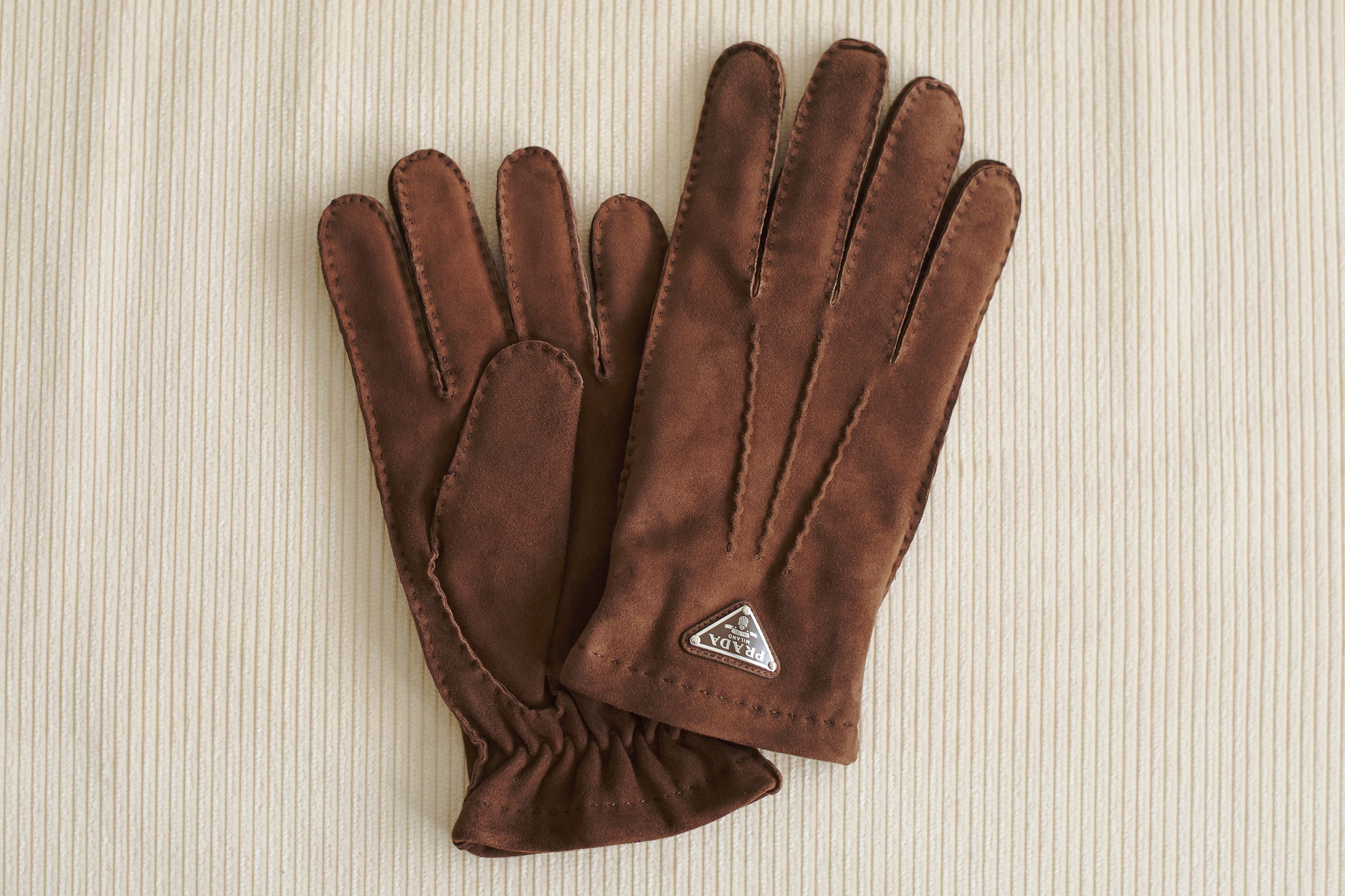 確固たる存在感を静かに放つプラダ──2025年の秋冬スタイルを小物でアップデートする