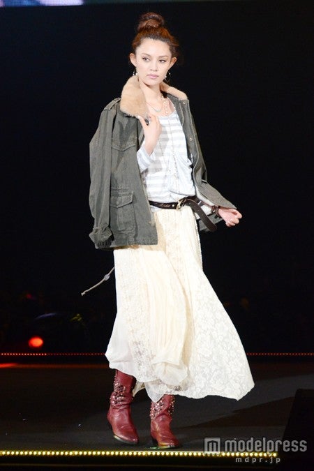 定番のミリタリージャケットはとびきりガーリーなロングスカートとのMIXコーディネートを楽しんで。