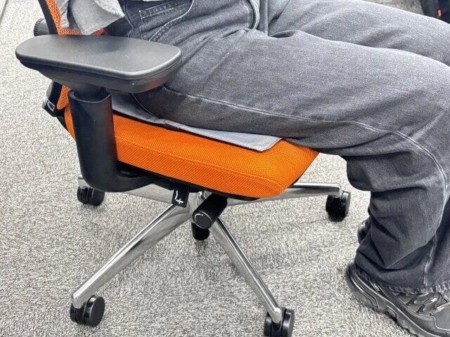 ダイソーのUSB式あったか折りたたみ座布団