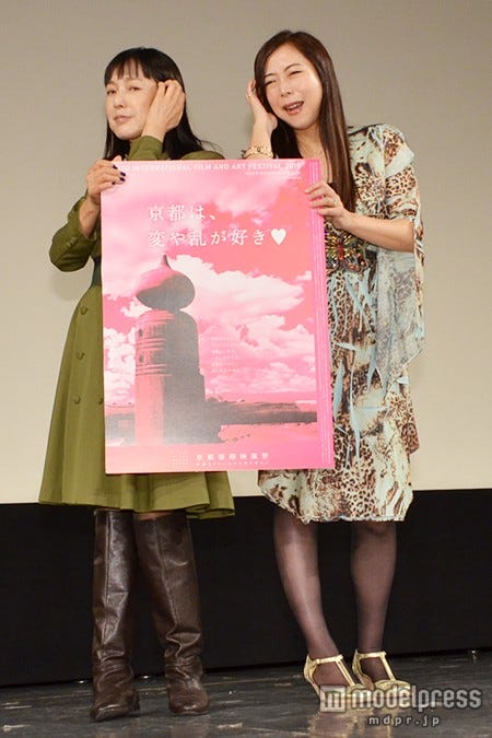 同じポーズを決める(左から)桃井かおり、椿鬼奴