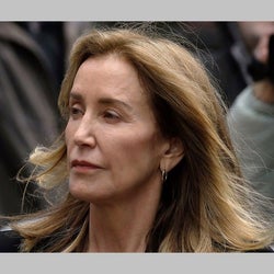 裏口入学問題で禁錮刑となった『デス妻』フェリシティ・ハフマン、声明を発表