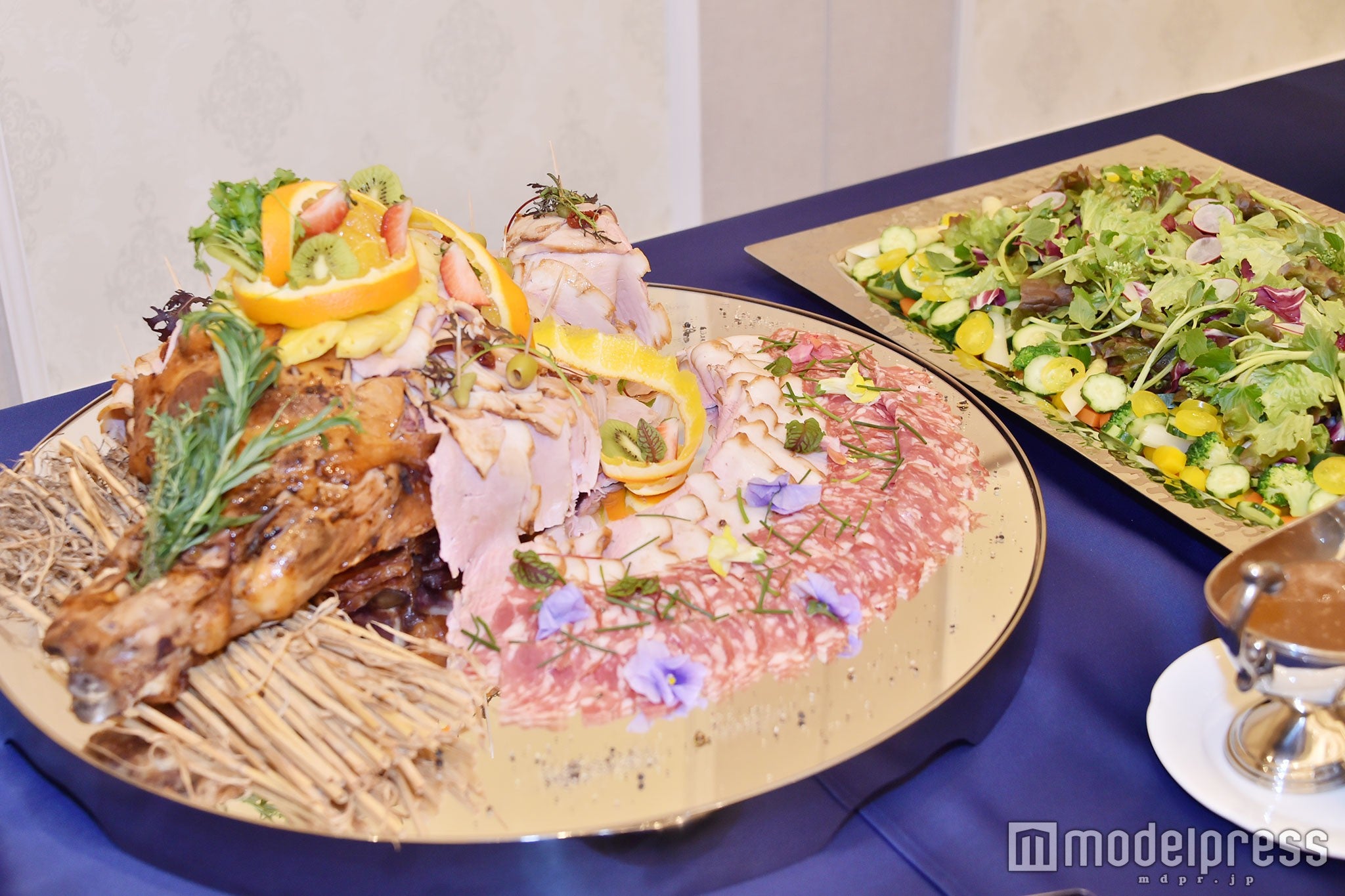 振る舞われた料理（C）モデルプレス