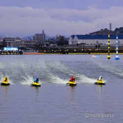 エンジン音の迫力も間近で体感できるナイターレースの様子(C)モデルプレス