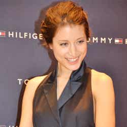 「トミー ヒルフィガー表参道店」のオープニングイベントに登場したマリエ