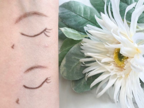 「眉頭は薄く、眉尻は濃く」輪郭を引き締め