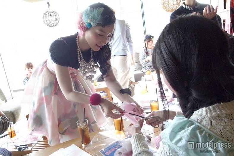 熱心に指導する篠原ともえ