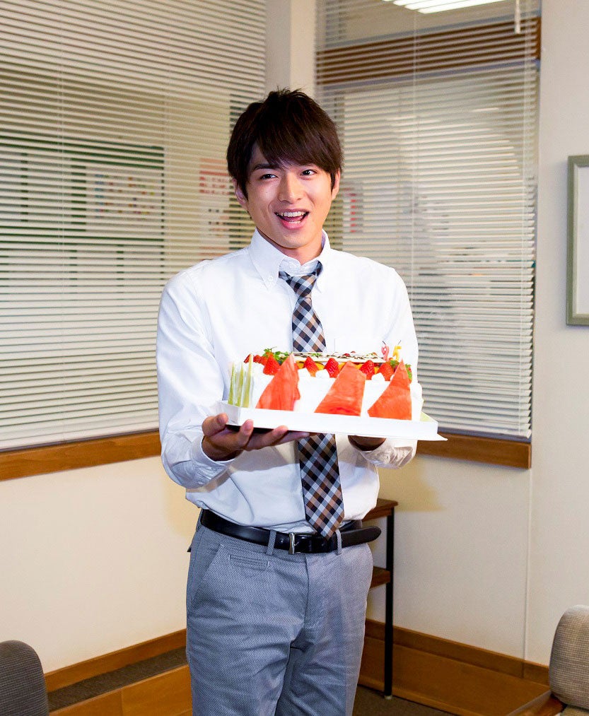 白洲迅、井上真央らからバースデーサプライズ　プレゼントに照れ笑い＜明日の約束＞