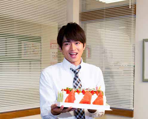 白洲迅、井上真央らからバースデーサプライズ プレゼントに照れ笑い<明日の約束>