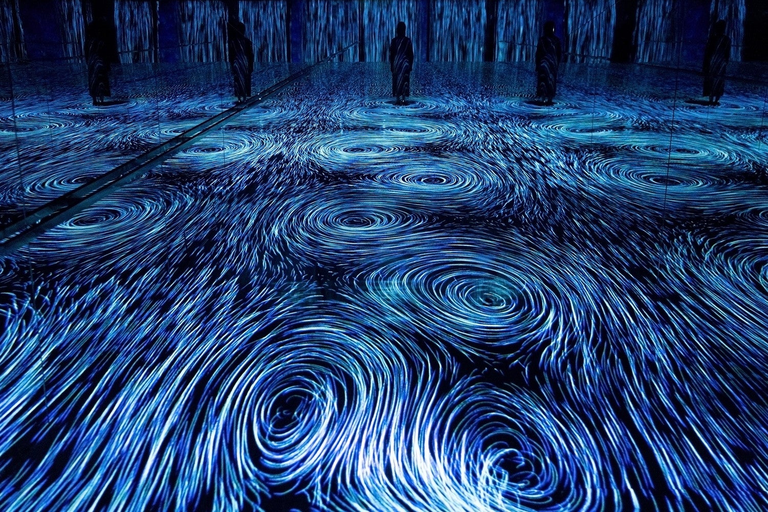 チームラボ《流れの中に立つ時、渦が生まれる》（C）チームラボ