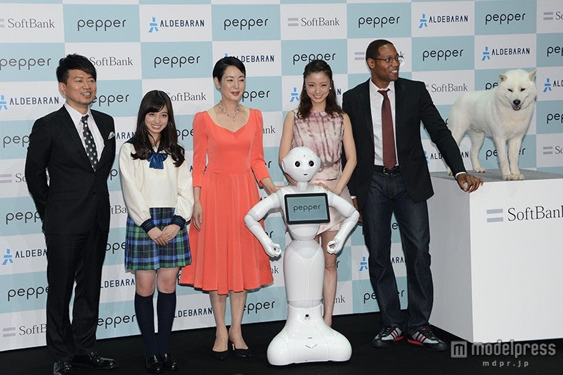 （左より）宮迫博之、橋本環奈、樋口可南子、上戸彩、ダンテ・カーヴァー、白戸家のお父さん