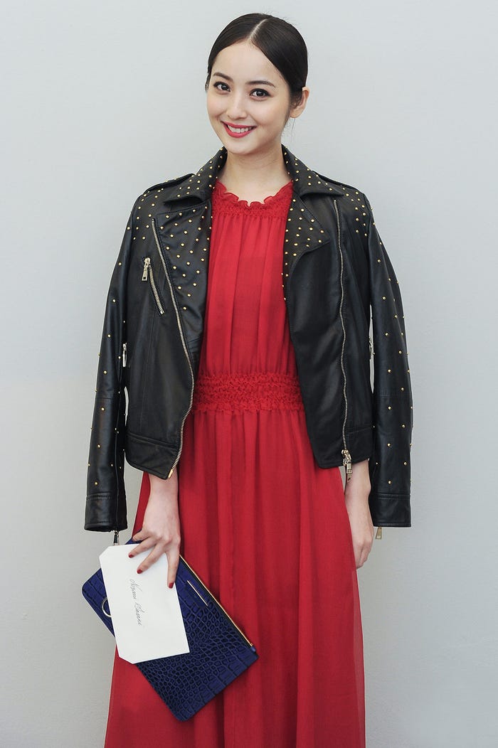 「Emporio Armani」17-18年秋冬コレクションに来場した佐々木希(画像提供:GIORGIO ARMANI JAPAN)