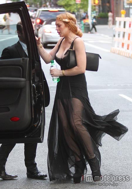  巨乳がこぼれそうになっているリンジー・ローハン 