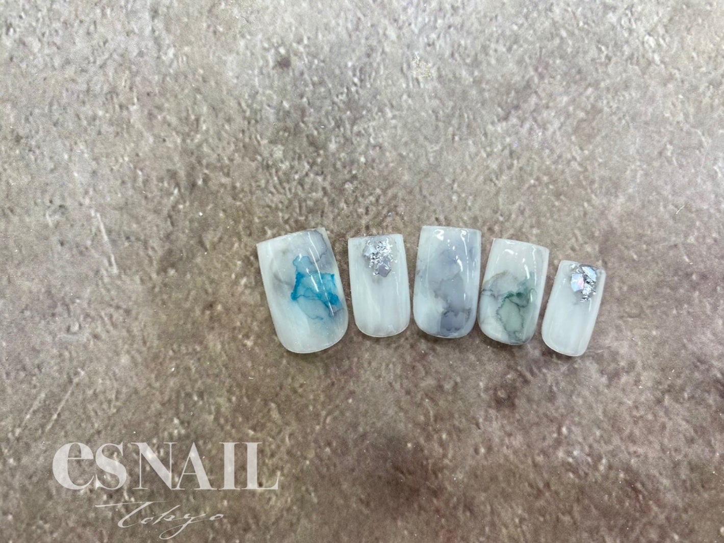 大理石のようなデザインも人気／インクネイル（提供画像：esNAIL）