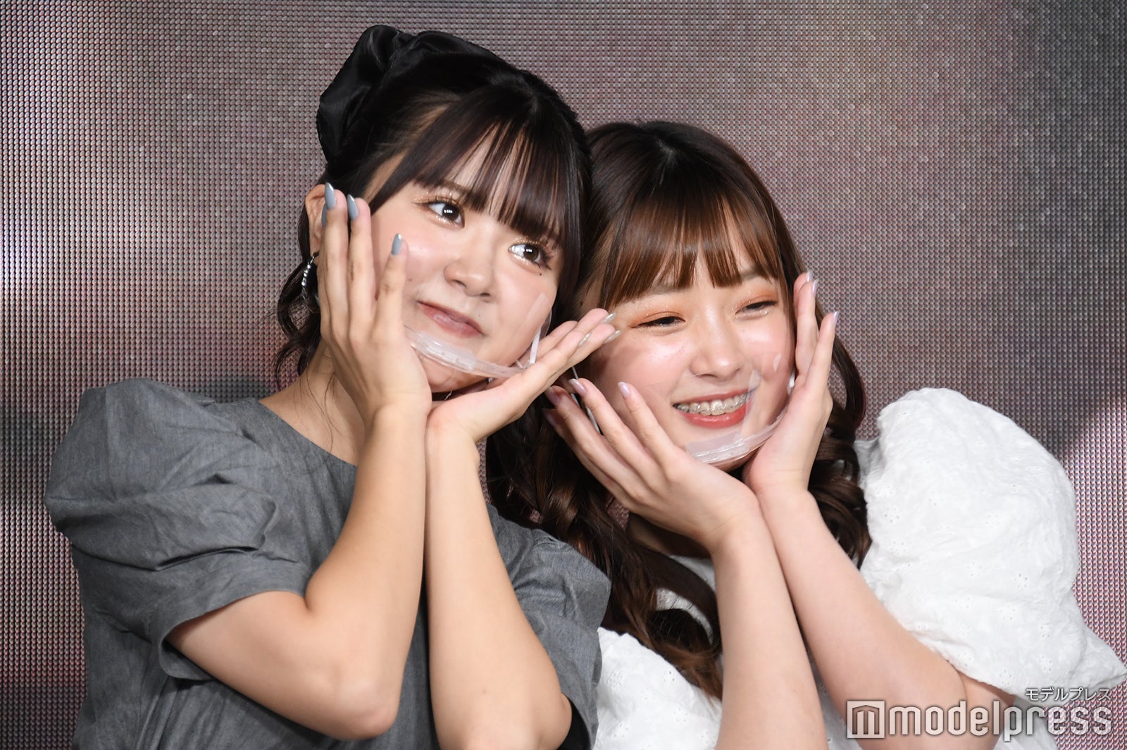 小顔ポーズを実践する高梨優佳、夢咲ももな （C）モデルプレス