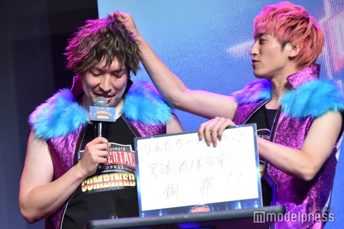 ウィッグを外し…(C)モデルプレス