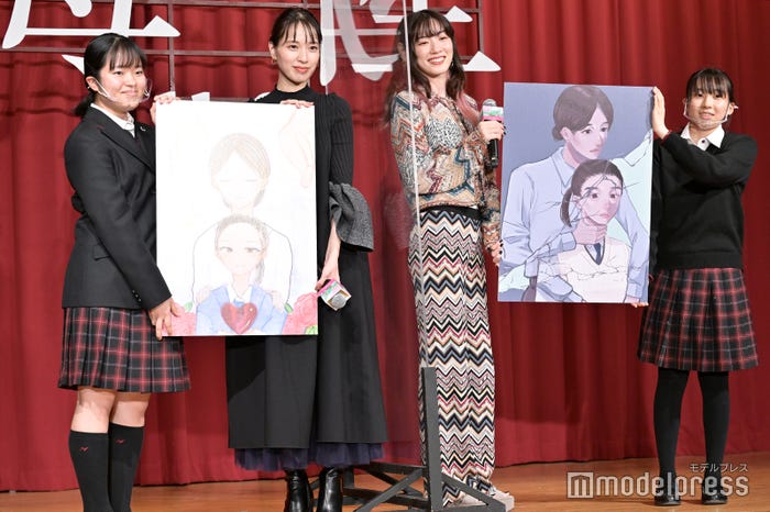 戸田恵梨香、永野芽郁と女子高生 (C)モデルプレス