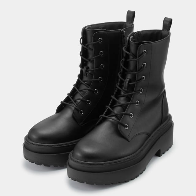 黒の厚底レースアップブーツ