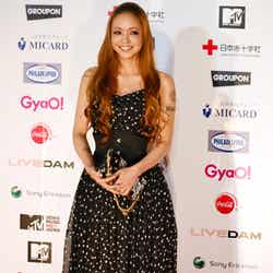 レッドカーペットに登場した安室奈美恵