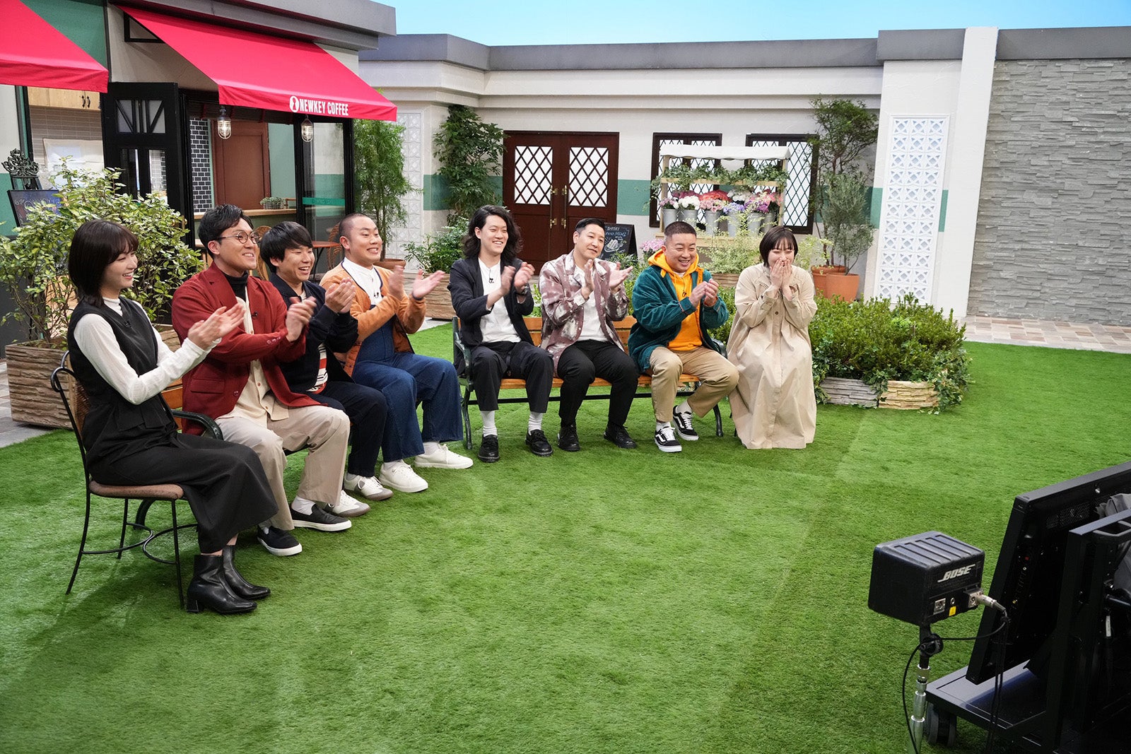 （左から）岡崎紗絵、菊田竜大、秋山寛貴、岡部大、粗品、長田庄平、松尾駿、丸山礼 （C）フジテレビ