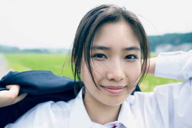 「中学聖日記」小野莉奈、初写真集で才能発揮　有村架純も「見守っていたい」
