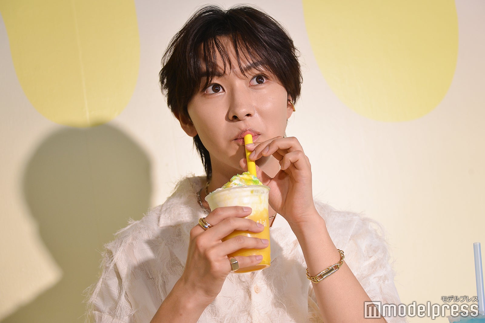 監修したドリンクを飲む本多大夢（C）モデルプレス