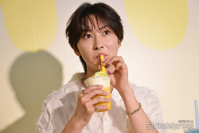 監修したドリンクを飲む本多大夢(C)モデルプレス