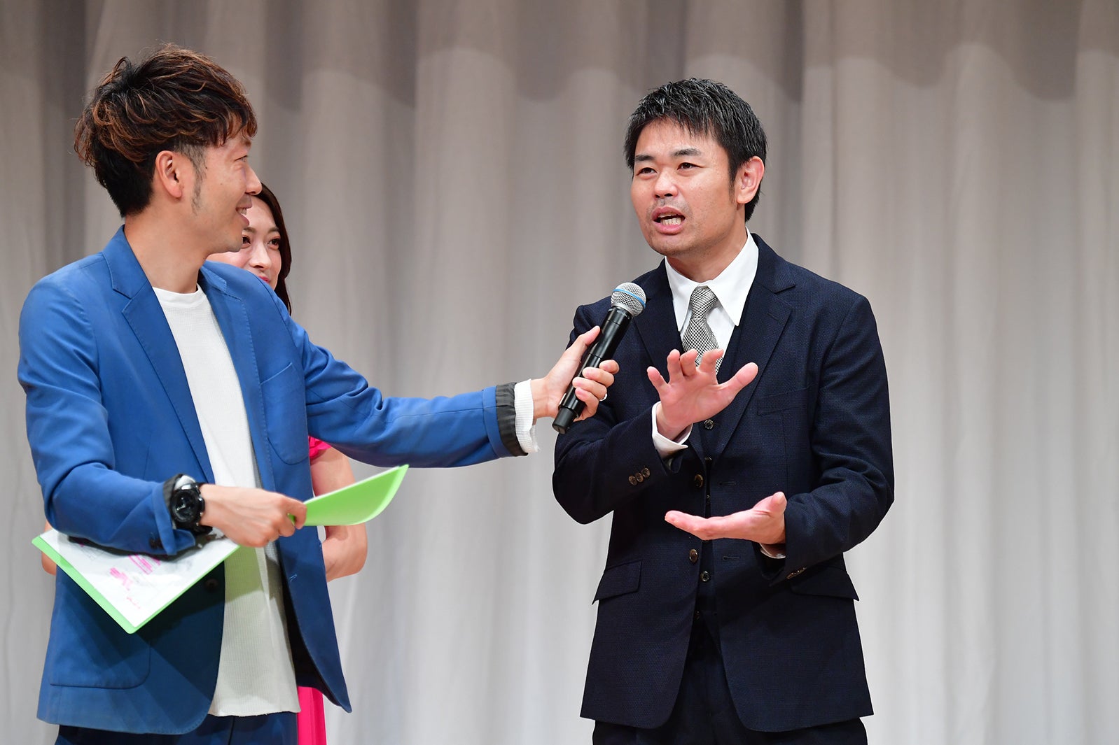 （左から）秋山賢太、品川ヒロシ（提供写真）