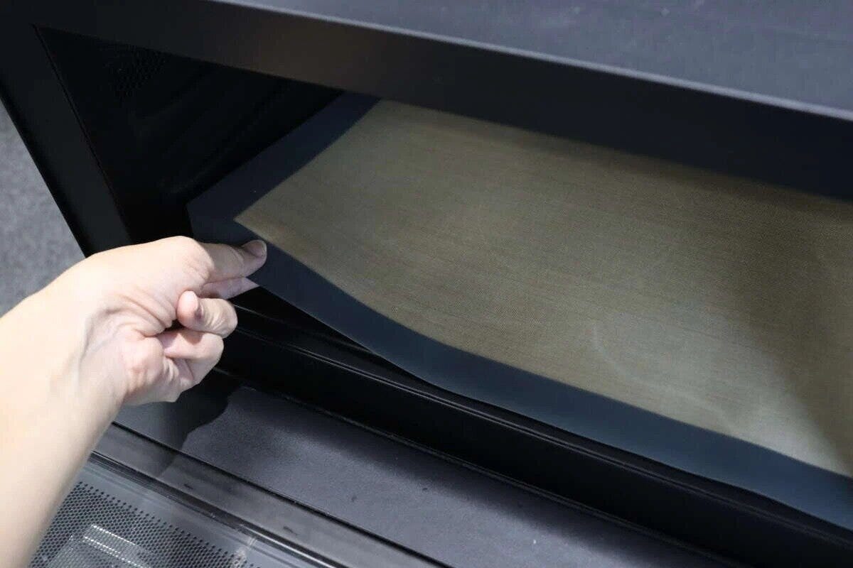 電子レンジ庫内にシリコーンマットを敷く様子