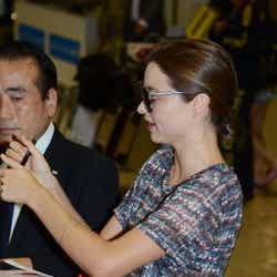 サインに応じるミランダ・カー