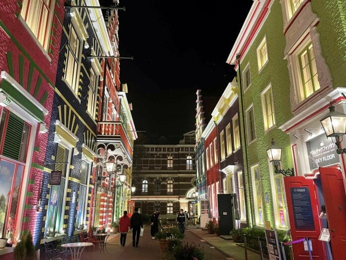 光のファンタジアシティのカラフルな建築物は昼も夜もキレイ