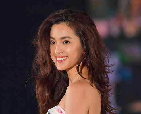 中村アン、ビスチェ1枚で美肌見せ ビッグスマイルで魅了<GirlsAward 2017 S/S>