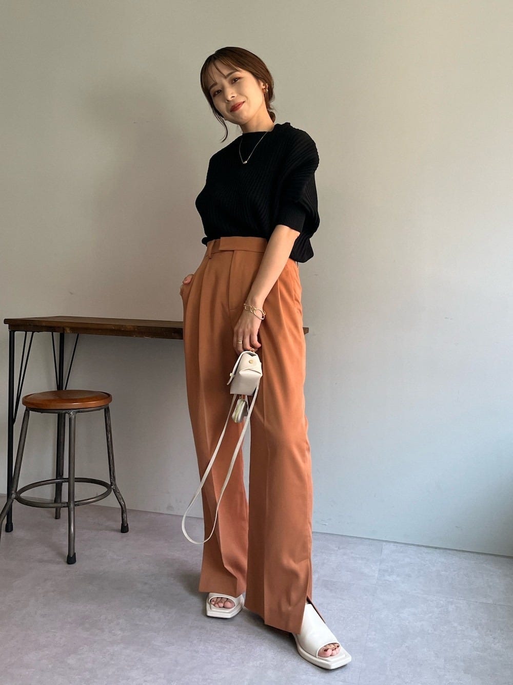 レディース パンツ コーディネート 夏 レディース コーディネート コーデ 着こなし おすすめ オススメ トレンド コツ おしゃれ お洒落 オシャレ 2022 夏 パンツ パンツコーデ Tシャツ 黒Tシャツ 黒 ブラック オレンジ カラーパンツ