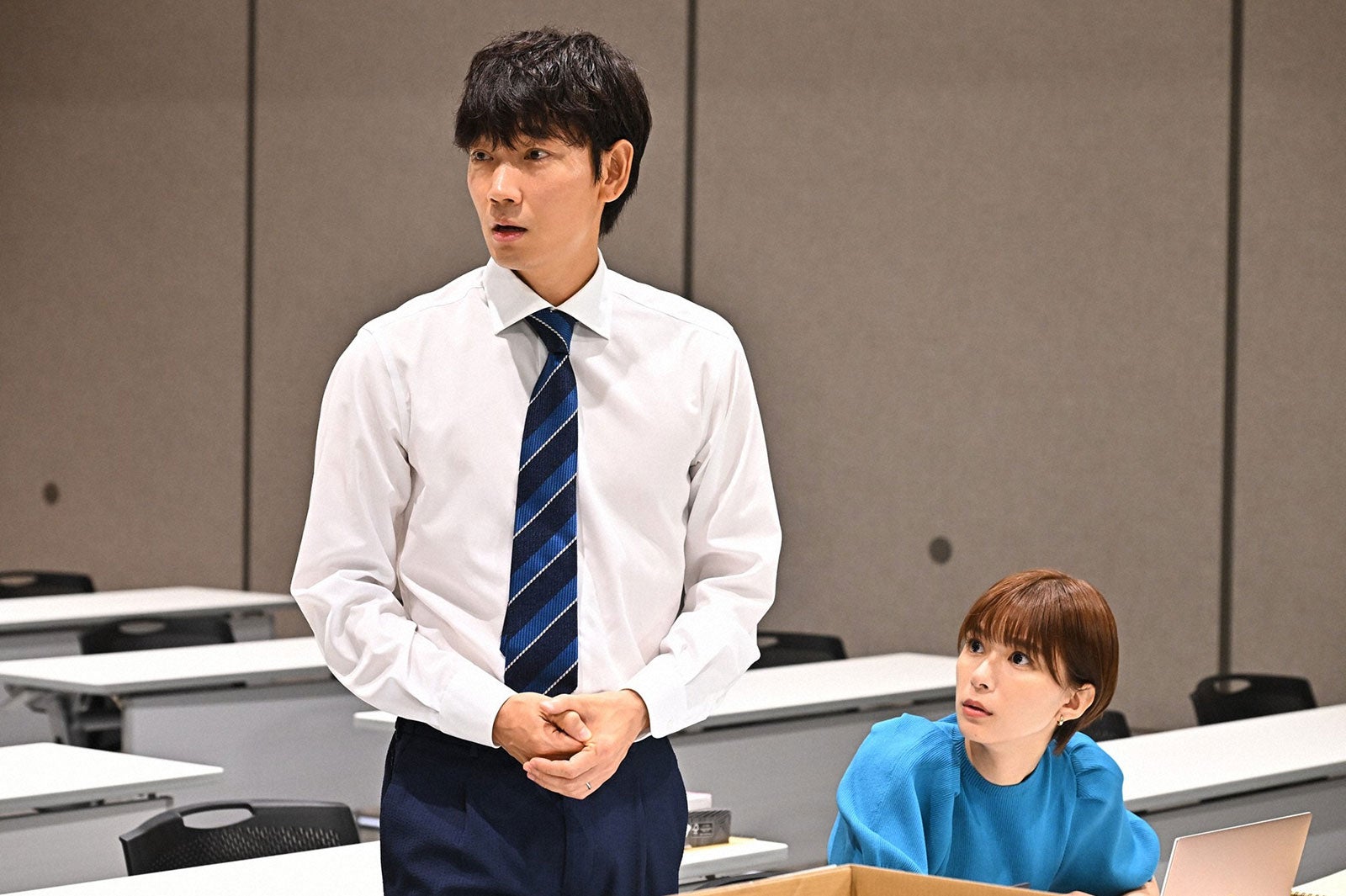 綾野剛、芳根京子／「オールドルーキー」第9話より（C）TBS