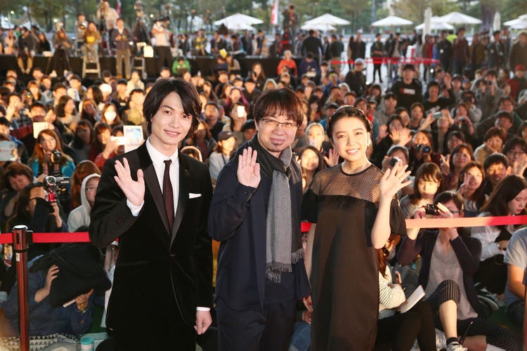 君の名は 神木隆之介 上白石萌音 韓国の熱気に驚き 釜山国際映画祭に登場 モデルプレス 君の名は 神木隆之介 上白石萌音 韓国の熱気に驚き 釜山国際映画祭に登場 モデルプレス